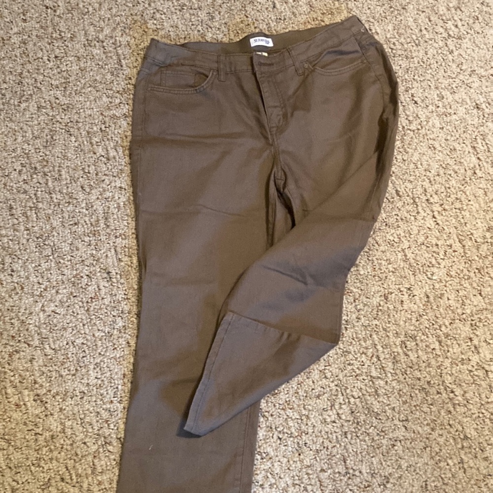 Woman’s capris never worn
